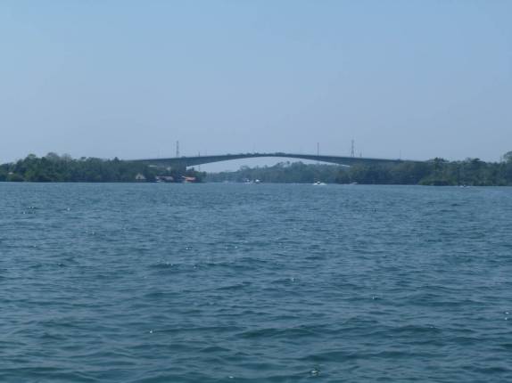 A maior ponte do país e da América Central, sobre o Rio Dulce, na Guatemala